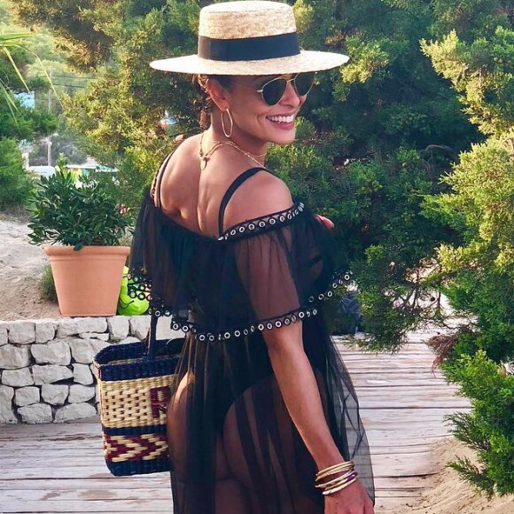 Juliana Paes deixou o biquíni à mostra ao apostar em um vestido de tule na viagem com o marido, Carlos Eduardo Baptista, por Ibiza