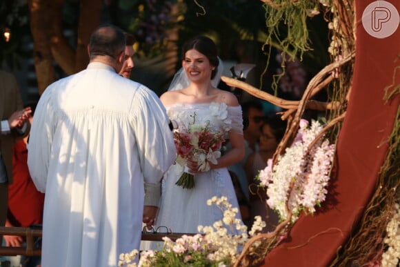 Camila Queiroz escolheu buquê com flores brancas e rosas