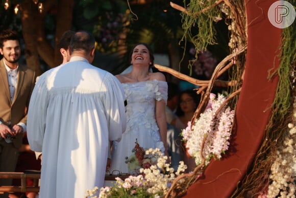 Camila Queiroz gargalha durante cerimônia sob o olhar de Luan Santana