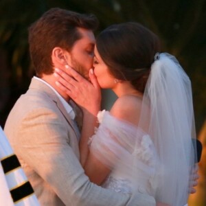 Camila Queiroz e Klebber Toledo trocam beijos em cerimônia