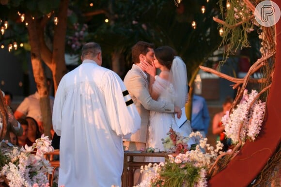 Camila Queiroz e Klebber Toledo trocam beijos em cerimônia