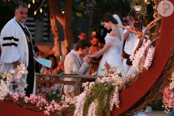 Camila Queiroz e Klebber Toledo se casam em cerimônia em hotel luxuoso