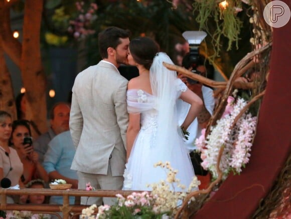 Camila Queiroz e Klebber Toledo se beijam antes do fim da cerimônia