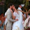 Camila Queiroz e Klebber Toledo se beijam em casamento
