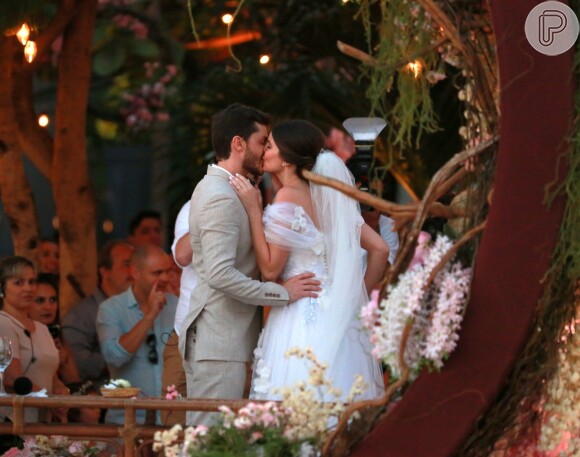 Camila Queiroz e Klebber Toledo se beijam em casamento