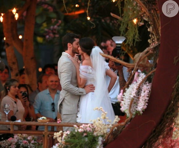 Camila Queiroz e Klebber Toledo se casam em cerimônia em hotel de Jericoacoara