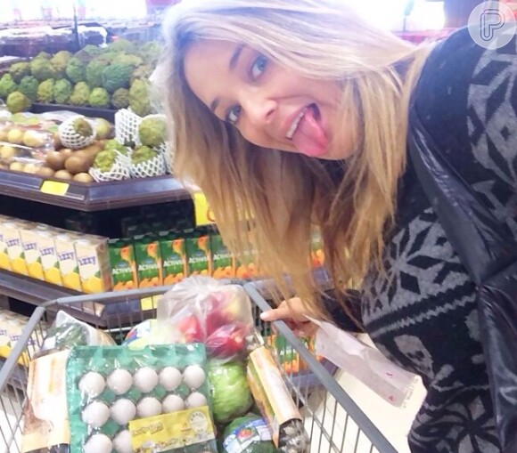 Ticiane Pinheiro vai ao supermercado e publica foto no Instagram (6 de agosto de 2014)