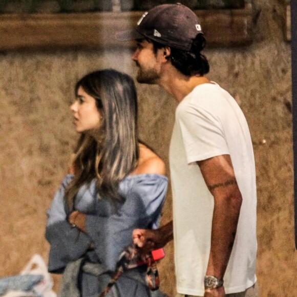 'Quando a gente se olhou, meu coração disparou, a gente se reconheceu. Hoje, no Dia das Mães, o meu não poderia estar sendo mas especial. Obrigada, Deus, e obrigada meu amor, Igor, por tudo e por ser com você', declarou Sthefany Brito