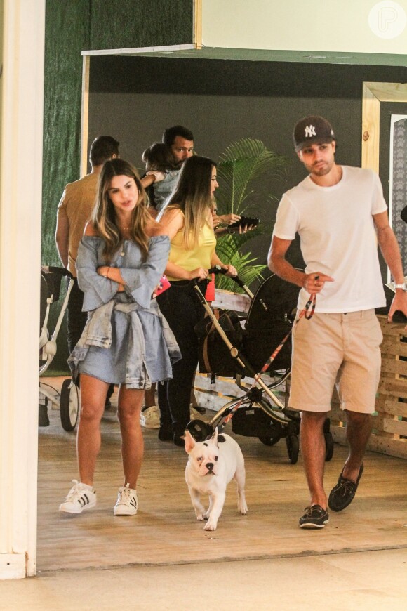 Sthefany Brito e o marido, Igor Raschkovsky, curtem passeio com cachorro, no Shopping Fashion Mall, neste domingo, 26 de agosto de 2018