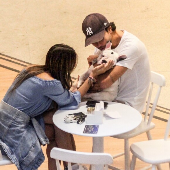 'Deus nos deu de presente esse anjo para preencher nossos corações, nossa vida e a nossa casa. Tenho certeza que ele veio especialmente para a gente', disse Sthefany Brito