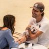 Recém-casados, Sthefany Brito e o marido, Igor Raschkovsky, fazem carinho em cachorro durante passeio em shopping do Rio de Janeiro