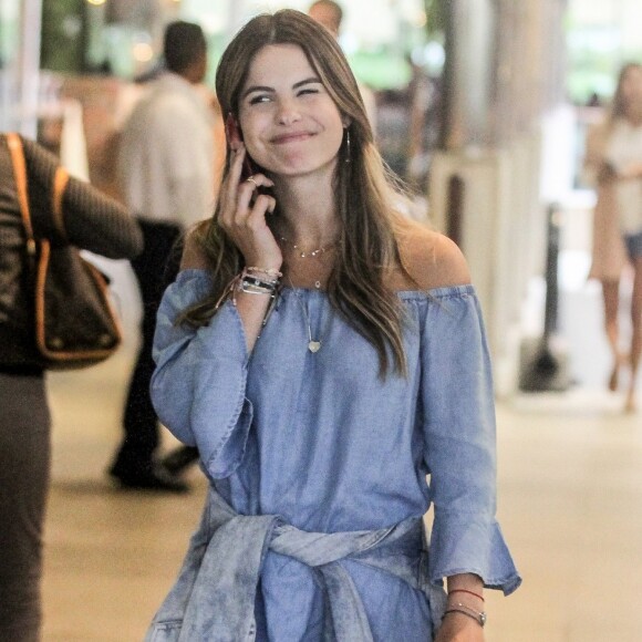 Sthefany Brito apostou em look total jeans para passeio com marido em shopping do Rio de Janeiro