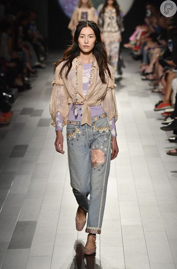 Os modelos de jeans que permanecem em alta na próxima temporada: o mom jeans permanece como o modelo mais cult entre os jeans. Esse é da Anna Sui