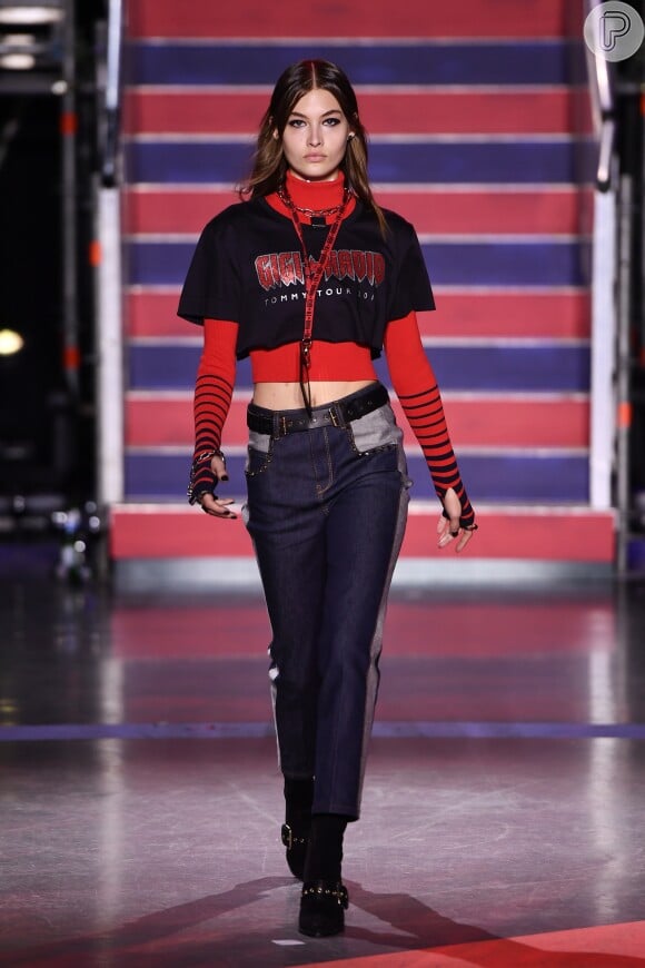 O jeans com modelagem reta também faz looks moderninhos, como mostra a passarela da Tommy Hilfigher