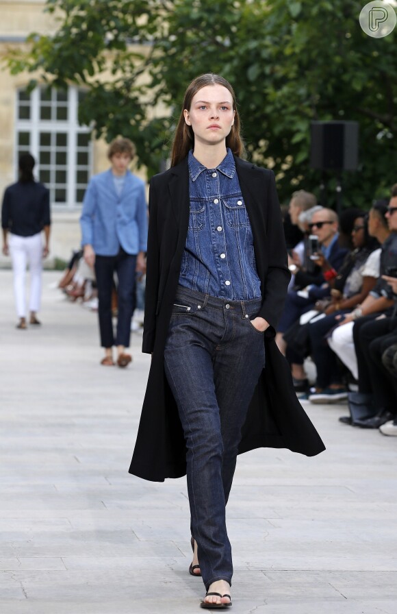 A combinação de jeans com jeans deixa o look mais fashion