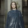 Futurismo de volta à moda: look impermeável da semana de moda de Paris