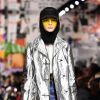 Futurismo de volta à moda: look metálico no desfile da Dior