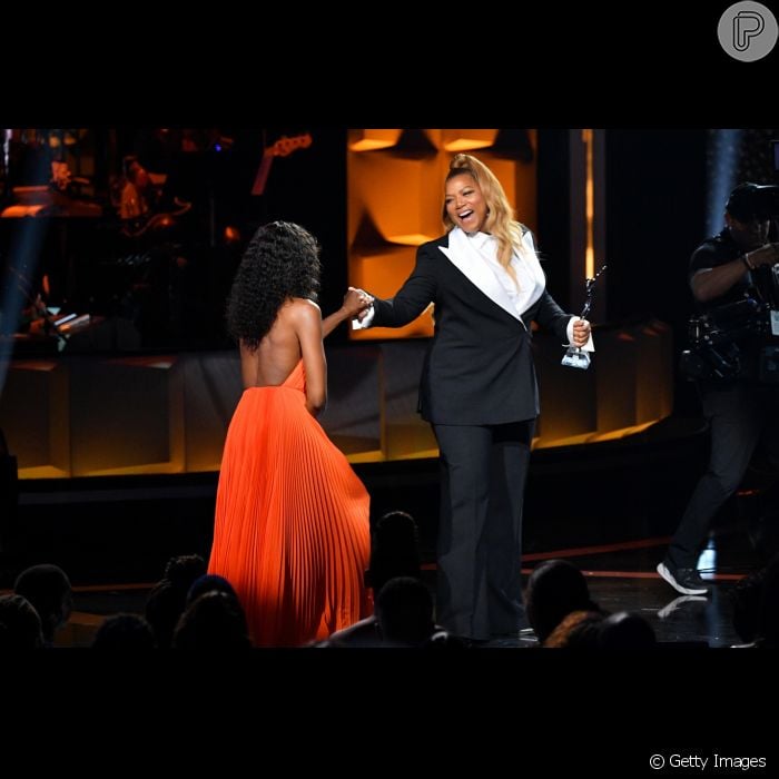 Naomi Campbell  recebeu prêmio no Black Girls Rock! 2018 das mãos da atriz  Queen Latifah  