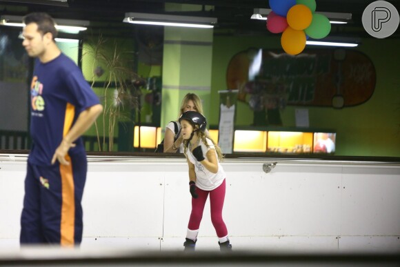 Susana Werner levou os filhos para andar de patins no gelo na tarde desta quarta-feira, 6 de agosto de 2014