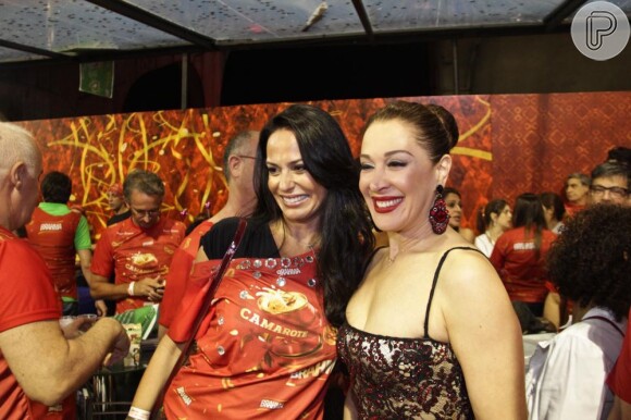 Claudia Raia posa ao lado de Cozete Gomes, uma das integrantes de 'Mulheres Ricas'