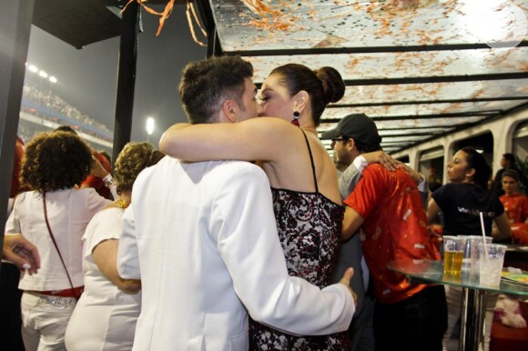 Claudia Raia beija o namorado, Jarbas Homem de Melo, no camarote da Brahma, no primeiro dia de desfiles das escolas de samba de São Paulo, em 8 de fevereiro de 2013
