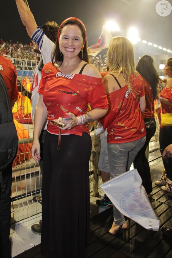 Mariana Belém sorri para fotoógrafo no camorte da Brahma, no Sambódromo do Anhembi, em São Paulo