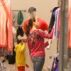Vanessa Gerbelli passeia com o filho no shopping no dia do seu aniversário, na última quarta-feira, 6 de agosto de 2014