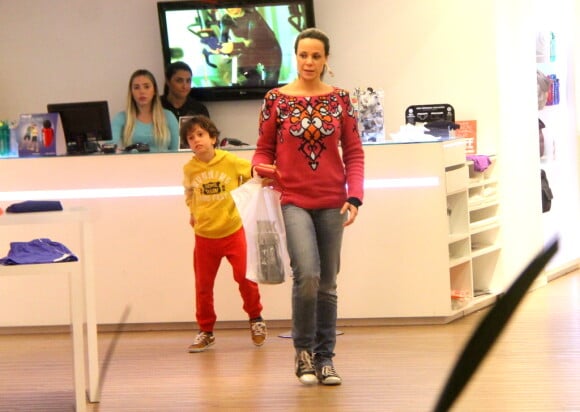 Vanessa Gerbelli passeia com o filho no shopping no dia do seu aniversário, na última quarta-feira, 6 de agosto de 2014