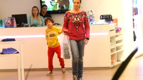 Vanessa Gerbelli passeia em shopping com o filho no dia do seu aniversário