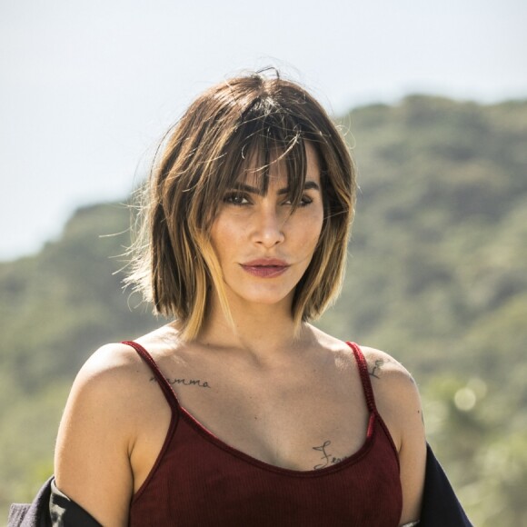 Betina (Cleo) protesta contra Marocas (Juliana Paiva) nos próximos capítulos da novela 'O Tempo Não Para': 'Você tá me machucando. As suas irmãzinhas tão vendo tudo'