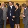 Meghan Markle e Príncipe Harry conversam com convidados do musical 'Hamilton'