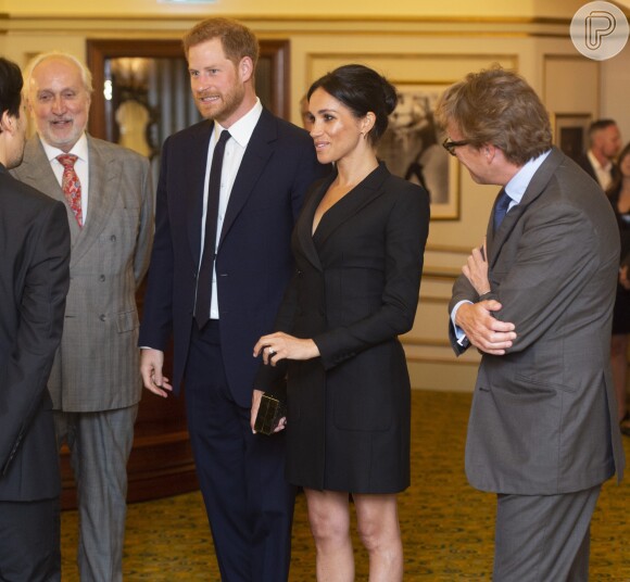Meghan Markle e Príncipe Harry conversam com convidados do musical 'Hamilton'