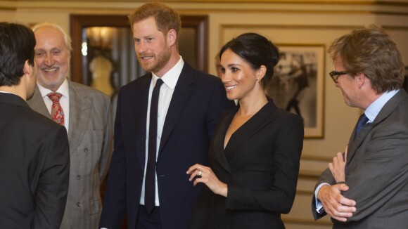 Meghan Markle escolhe vestido-blazer para prestigiar musical com Príncipe Harry