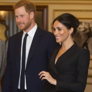 Meghan Markle se mostrou antenada no mundo fashion e escolheu um vestido de alfaiataria