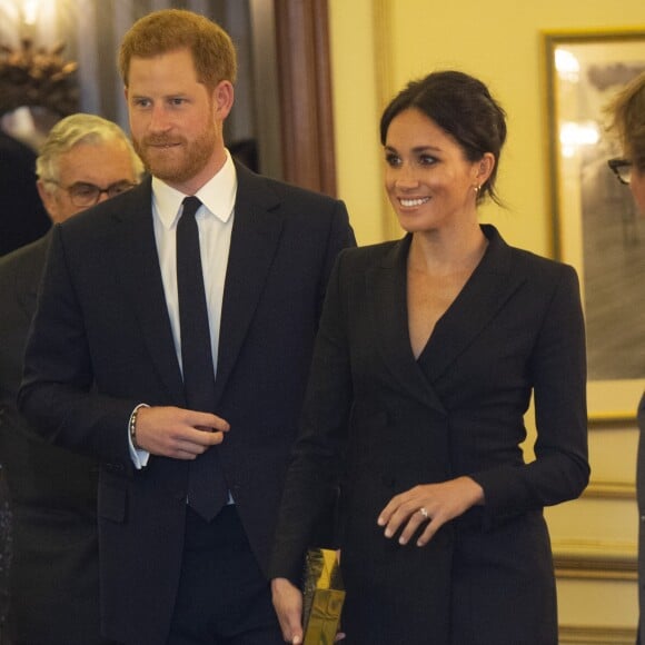 Meghan Markle e Príncipe Harry foram ao Teatro de Victoria Palace juntos