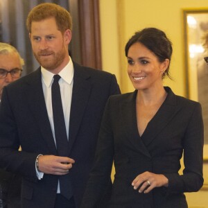 Meghan Markle dispensou meia-calça na apresentação do teatro