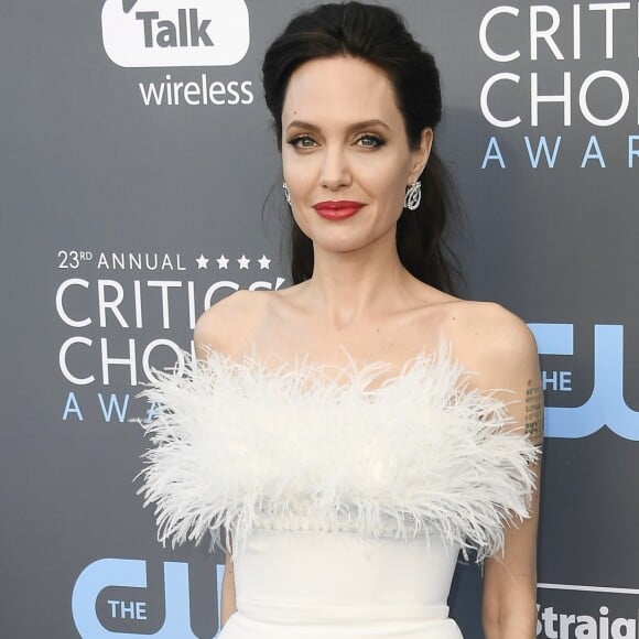 'A pele dela está flácida e os ossos estão frágeis. Ela precisa de ajuda e rápido', aifirmou uma fonte sobre Angelina Jolie