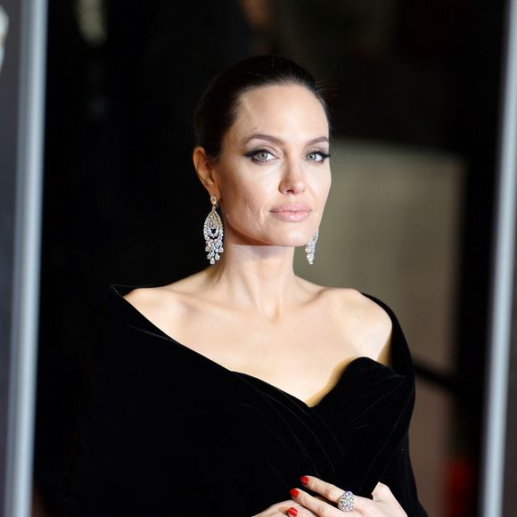 'Ela está à beira de um colapso. Ela está vivendo praticamente de cubos de gelo, realmente anoréxica', disse uma fonte sobre Angelina Jolie