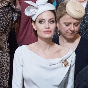 'A Angie parou de comer quase que por completo e agora está pesando apenas 35 Kg', disse uma fonte próxima a Angelina Jolie