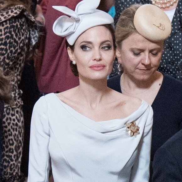 'A Angie parou de comer quase que por completo e agora está pesando apenas 35 Kg', disse uma fonte próxima a Angelina Jolie