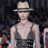 Acessórios do verão 2019: na passarela da coleção cruise da Dior o modelo tem abas mais curtinhas