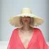 Abas enormes no chapéu de palha na semana de moda de Berlim