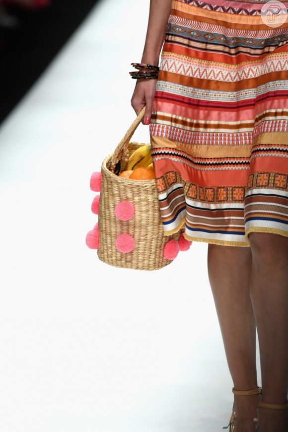 Minibag de palha na semana de moda de Berlim