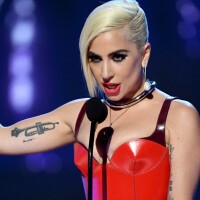 Internautas elogiam Lady Gaga por exibir estria em foto: 'Obrigada por ser real'