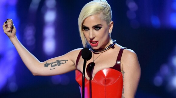 Internautas elogiam Lady Gaga por exibir estria em foto: 'Obrigada por ser real'