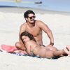 Priscila Fantin esteve na Praia da Barra da Tijuca com o namorado, Bruno Lopes