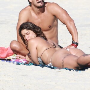 Priscila Fantin esteve na Praia da Barra da Tijuca com o namorado, Bruno Lopes
