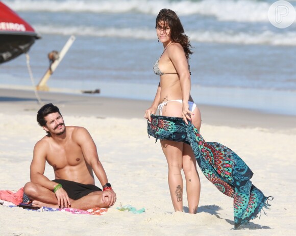 Priscila Fantin foi à Praia da Barra da Tijuca com Bruno Lopes