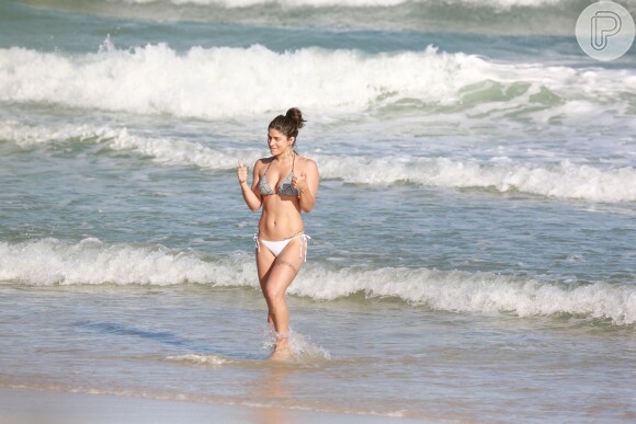 Priscila Fantin mostrou o corpo definido em dia de praia