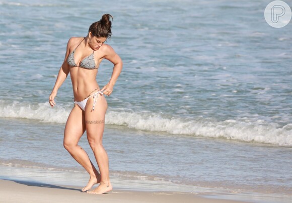Priscila Fantin exibiu boa forma de biquíni em praia do Rio